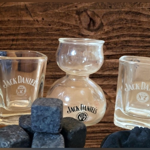 JACK DANIELS WHISKEY GIFT SET WITH SHOT GLASSES AND WHISKEY STONES - Picture 3 of 7